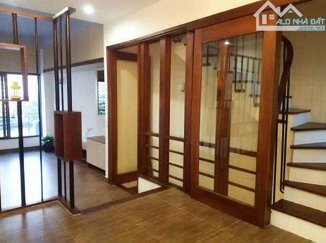 Bán nhà phố Lạc Long Quân Cầu Giấy phân lô ô tô lô góc ngõ thông 40m 5 tầng 7.4 tỷ - 1