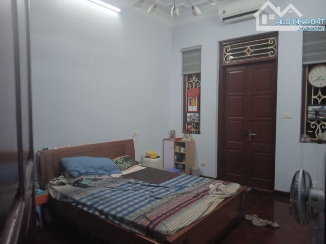 cần tiền bán nhà hoàng ngân cầu giấy 42m gíá 6.1 tỷ ô tô đỗ chước cửa . - 6