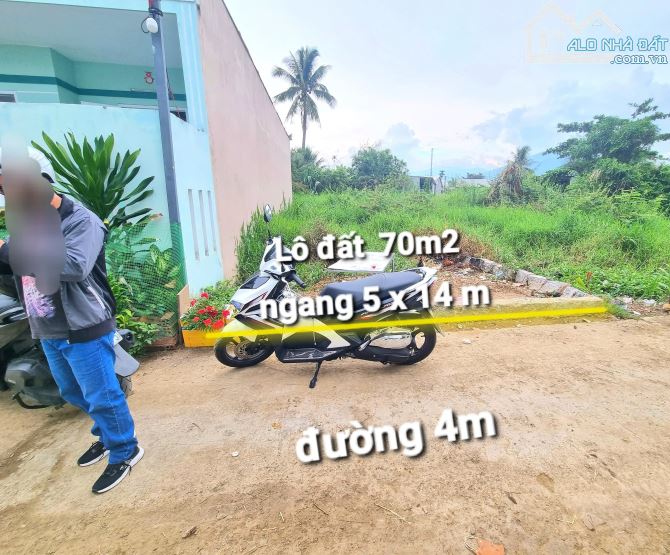 "Bán đất Diên Phú, Diên Khánh cách Hương Lộ 45 chỉ 90m. Nằm trong khu dân cư hiện hữu.  Từ - 1