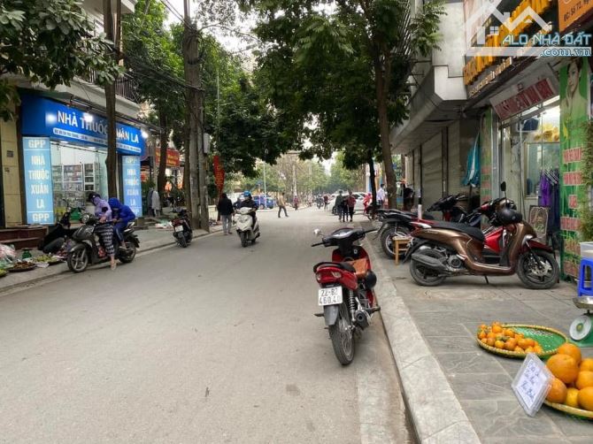 BÁN ĐẤT 28 XUÂN LA, CẠNH HỒ TÂY OTO NGÕ THÔNG 1 NHÀ RA MẶT NGÕ, 65m MẶT TIỀN 4.5m 11 Tỷ