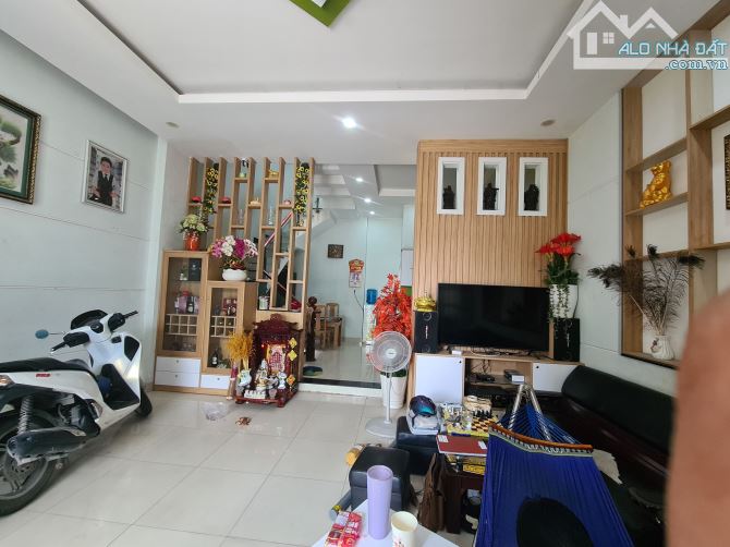 GIẢM SỐC 700 TRIỆU bán nhà 3 tầng 5,7x12m HẺM XE HƠI Dương Quảng Hàm quận Gò Vấp - 1