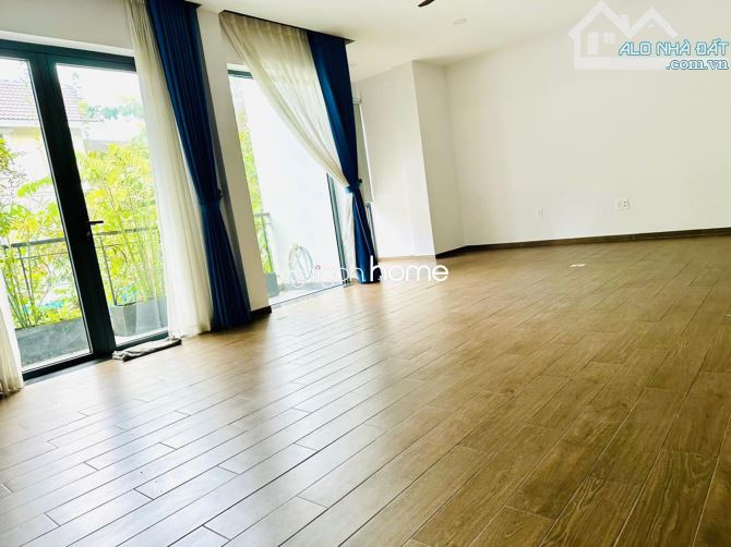 Cho thuê Biệt thự Đường Trương Văn Bang Trung tâm Quận_2 Hầm 4 sàn trống suốt 650m²