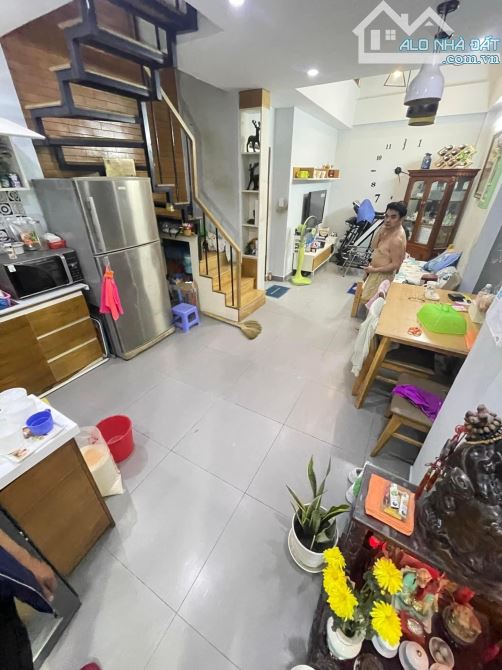 SHR, Ko QH, 2T(4.05 x 10m) cách 20m ra đường ô tô 8m, .800m ra lottemart Q7. Nhỉnh 5 tỷ.