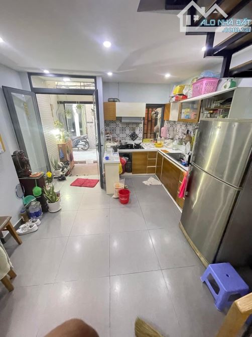 SHR, Ko QH, 2T(4.05 x 10m) cách 20m ra đường ô tô 8m, .800m ra lottemart Q7. Nhỉnh 5 tỷ. - 1