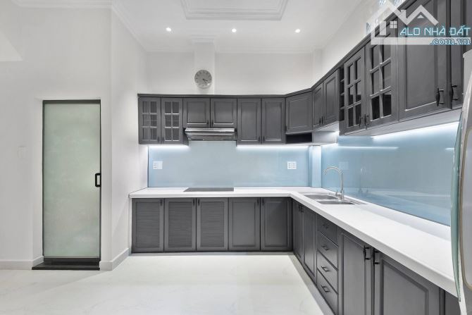Cho thuê nhanh nhà siêu HOT tại phố Hoàng Cầu,DT 70m2 x 5 tầng.Ô tô đỗ cửa.Giá thuê 28tr - 3