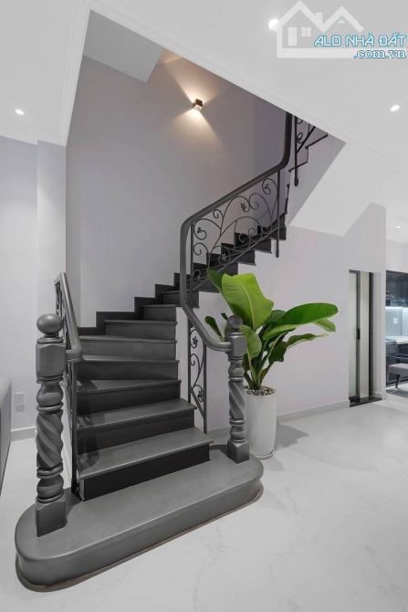 Cho thuê nhanh nhà siêu HOT tại phố Hoàng Cầu,DT 70m2 x 5 tầng.Ô tô đỗ cửa.Giá thuê 28tr - 4
