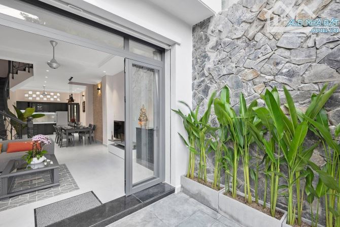 Cho thuê nhanh nhà siêu HOT tại phố Hoàng Cầu,DT 70m2 x 5 tầng.Ô tô đỗ cửa.Giá thuê 28tr - 5
