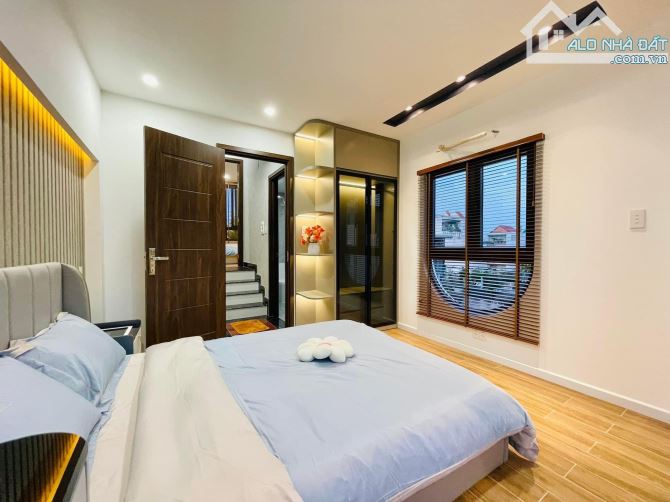 Bán căn hộ dịch vụ căn góc 222MT đường Bình Giã, P.13, Tân Bình 5.5x23m giá 31.5 tỷ