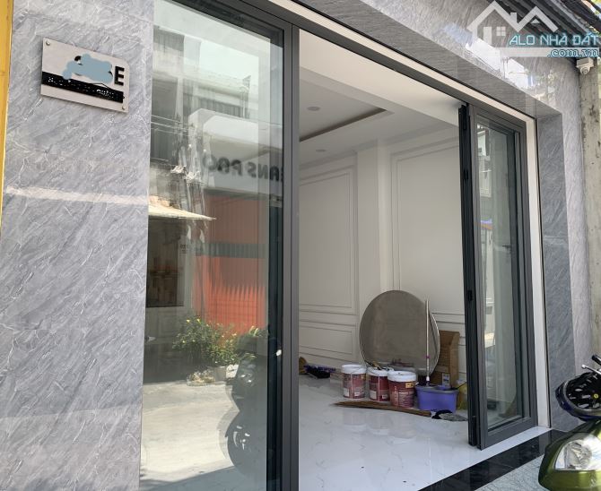 Ban nha, đường TRẦN ĐÌNH XU. Q1. Dt: 4m x 20m. Giá: 18.5 tỷ.