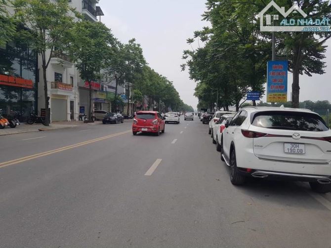 BÁN ĐẤT MẶT PHỐ VIỆT HƯNG 95M, MẶT TIỀN 6M, VỈA HÈ, KINH DOANH, CHO THUÊ. GIÁ 2X TỶ.
