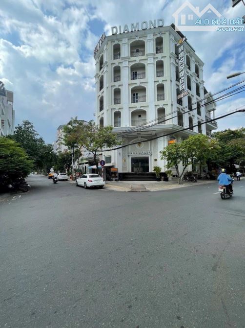 Bán Khách Sạn DIAMOND HOTEL góc 2 mặt tiền đường số P. Tân Quy, Quận 7