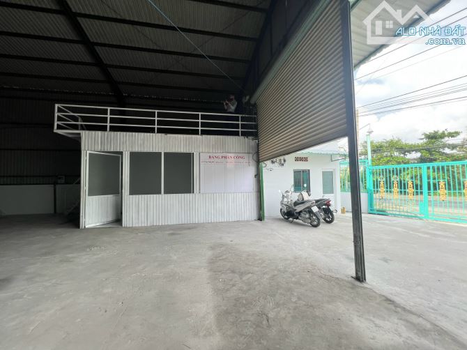 Kho xưởng MT Nguyễn Văn Tạo 290m2 có sẵn văn phòng, wc...