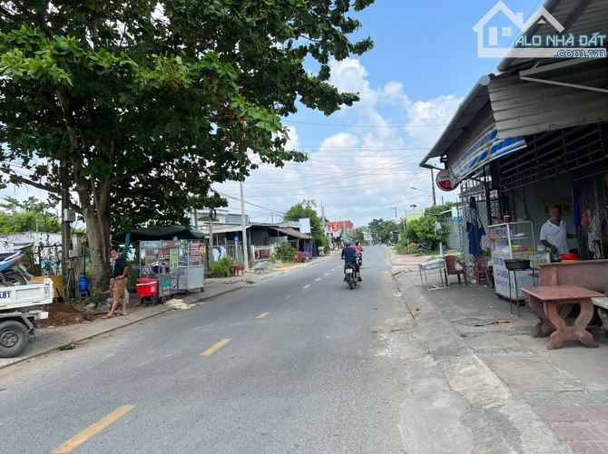 Mặt tiền Sơn Thông, cách Nguyễn Đáng 800m.