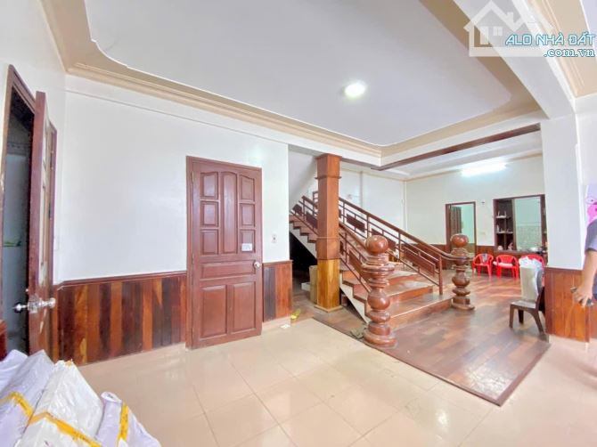 Bán nhà 2 tầng mặt tiền Trần Phú , Phước Vĩnh , TP Huế toàn nội thất gỗ xịn giá chỉ 9,x Tỷ - 1