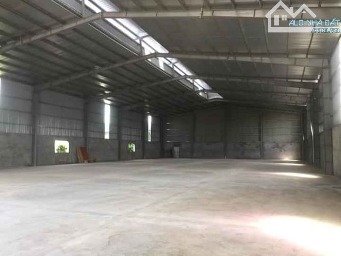 Cho thuê 1500m2 .1100m  kho nhà xưởng tại khu công nghiệp Ngọc hồi HN.xe công vào kho