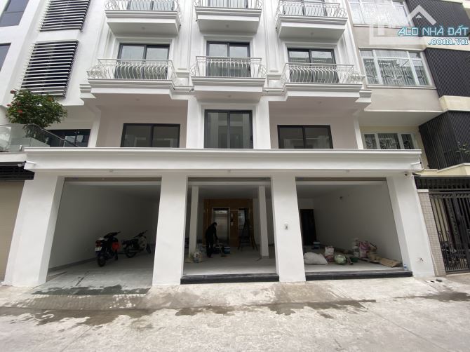 Cho thuê nhà Vũ Trọng Khánh, Dt 100m2, mặt tiền 12m, 5 tầng thông sàn, mới 100%