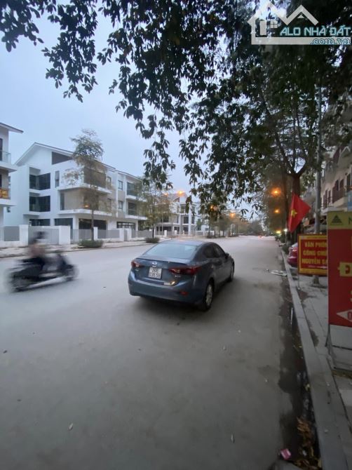 bán nhà khương trung thanh xuân 45m giá 6.1 tỷ ô tô đỗ cửa . - 6