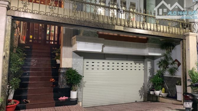 Ban nha, đường LÂM VĂN BỀN. Q7. Dt: 10m x 20m. Giá: 29 tỷ.