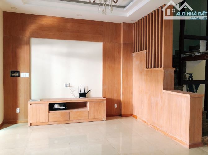 Biệt thự Khu VIP cityland, DT 110m2, hầm trệt 2 lầu áp mái, giá 25 tỷ TL gấp trước tết. - 2