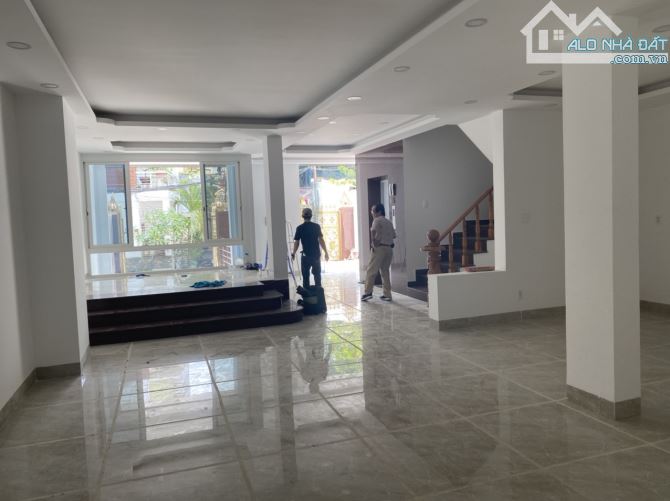 RẺ NHẤT Q4, đường XÓM CHIẾU. Dt: 4.5m x 15m. Giá: 7.5 tỷ.