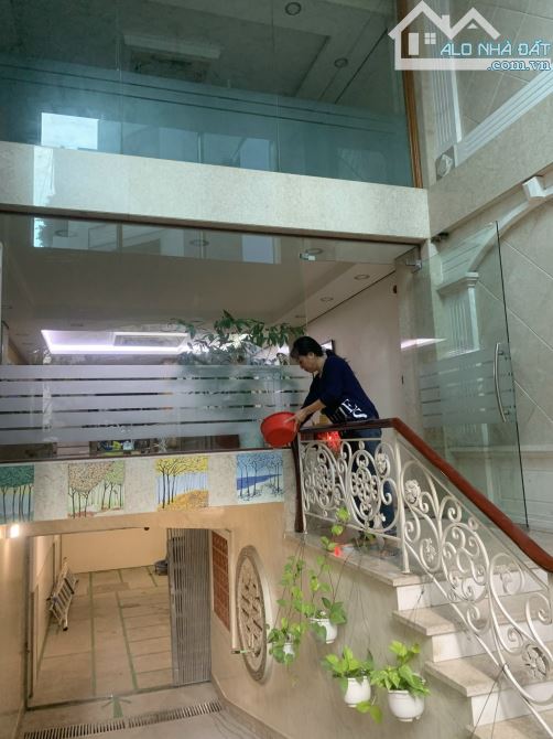 Cho thuê nhà hẻm rộng 4.5m đường Calmette, Q1: 4.8m x 16.2m, hầm, lửng, 4 lầu, ST...