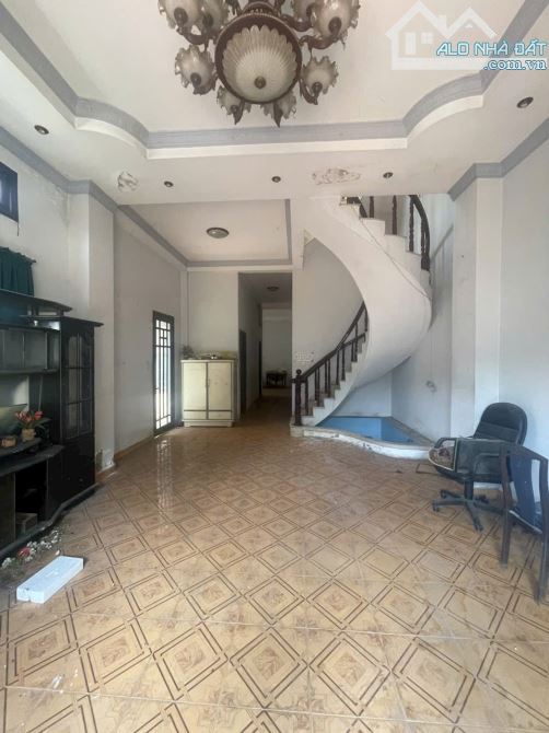 Cách Mạng Tháng 8 Tân Bình 127m2 3 tầng 6pn bán rẻ 7 tỉ 7 - 2