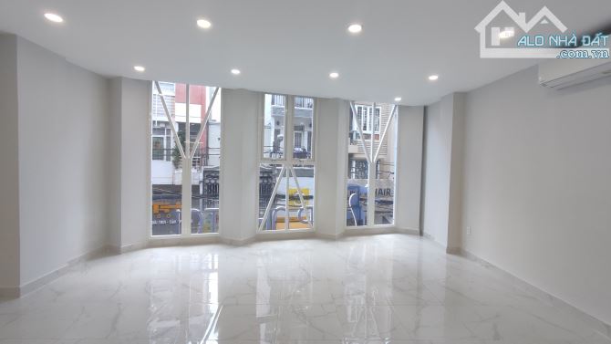 Cho thuê Văn Phòng Đường Hồ Bá Kiện, Quận 10. DT 120m2 - 18 triệu/ tháng - 5