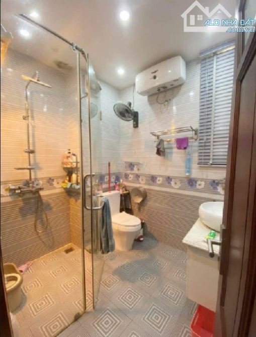 Nhà riêng Hoàng Cầu DT 50m2, 5 tầng, MT 4m, 06 ngủ, đủ điều hòa, phù hợp ở, VP. Giá 14 tr - 4