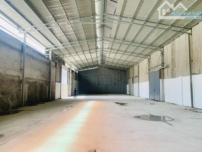 Cho thuê 2.200m2 kho chứa hàng xây mới ngay KM 11 Đại Lộ TL - 1