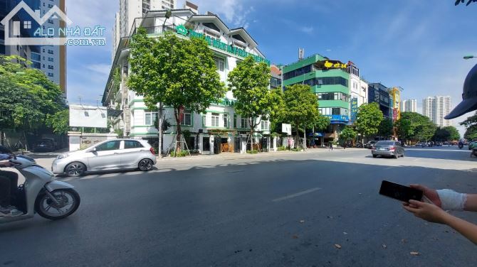 BÁN SIÊU BIỆT THỰ MẶT PHỐ TRUNG KÍNH. DT 280M2, MT 30M. LÔ GÓC. VỈA HÈ RẤT RỘNG. RẤT ĐẸP - 2