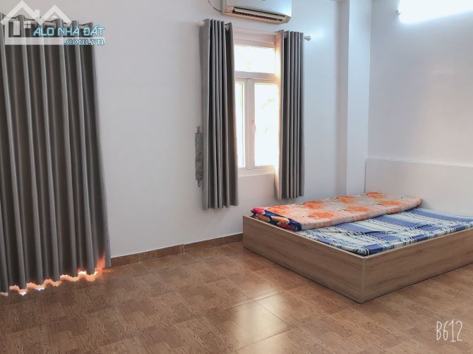 1/ đường Lê Trọng Tấn . hẻm nhựa 8m , DT: 5m * 18m .  1 trệt 1 lửng 4  lầu + ST