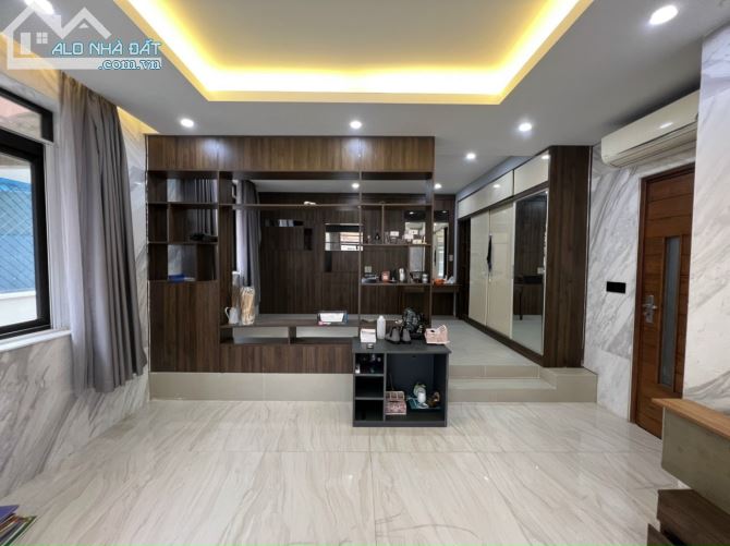 Cho thuê biệt thự Phú Mỹ Hưng có hồ bơi, nhà mới 100% nội thất cao cấp và hiện đại.