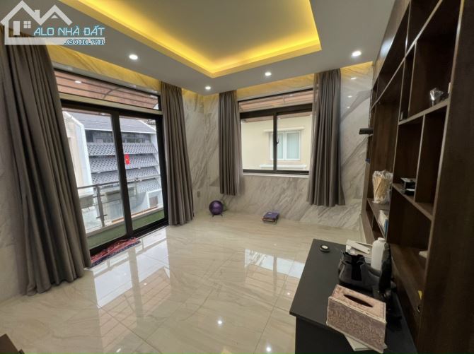 Cho thuê biệt thự Phú Mỹ Hưng có hồ bơi, nhà mới 100% nội thất cao cấp và hiện đại. - 1
