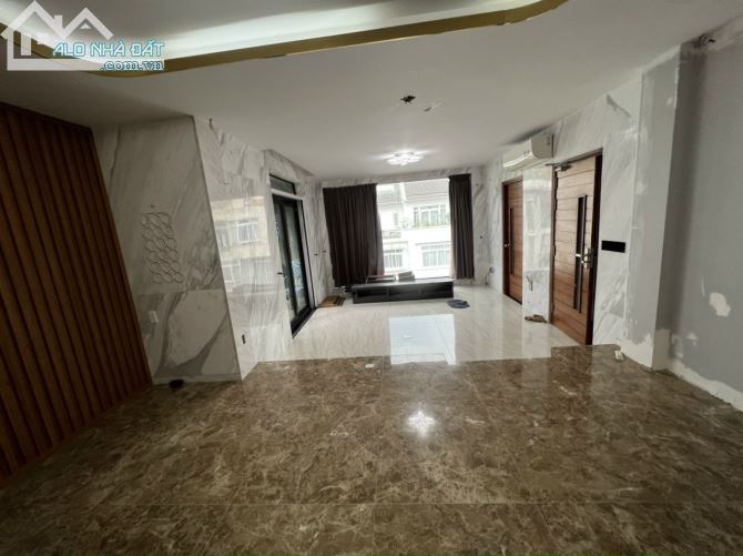 Cho thuê biệt thự Phú Mỹ Hưng có hồ bơi, nhà mới 100% nội thất cao cấp và hiện đại. - 4