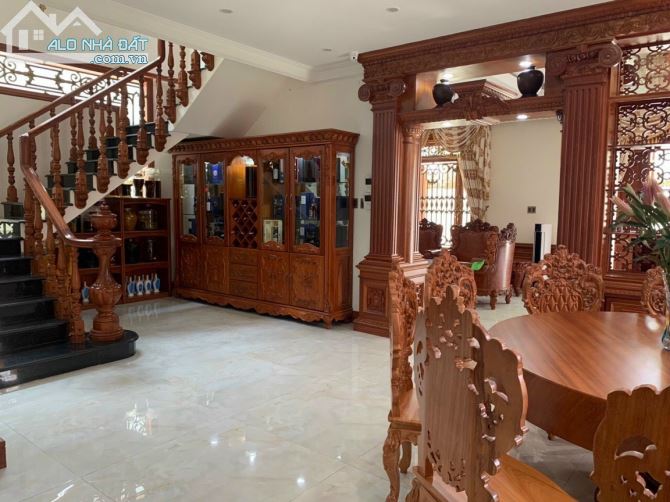 [Q.BÌNH TÂN] Cần bán biệt thự gỗ đỏ – P.bình hưng hòa B - dt: 400m² - giá 28 tỷ - 2,5 lầu. - 2