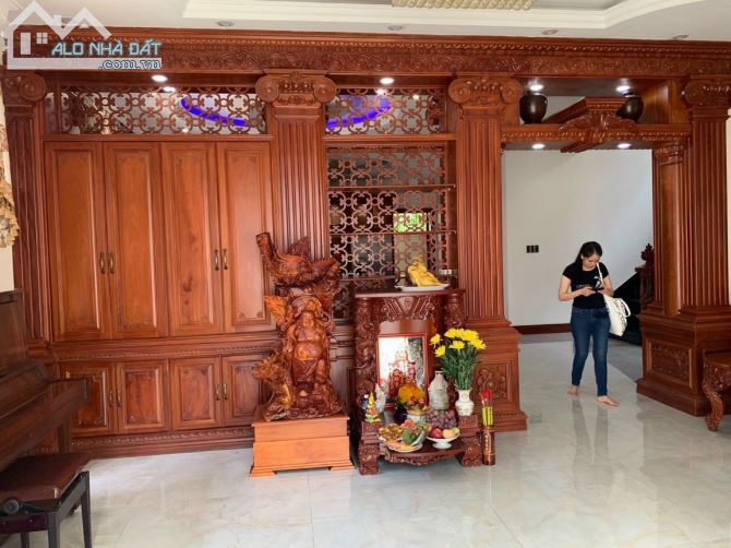 [Q.BÌNH TÂN] Cần bán biệt thự gỗ đỏ – P.bình hưng hòa B - dt: 400m² - giá 28 tỷ - 2,5 lầu. - 3
