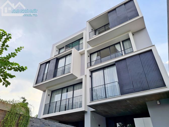 bán tòa nhà 1,800m2 sàn- mt hoàng sa, q1. dt: 20x18. 1 hầm+8 tầng. 110 tỷ