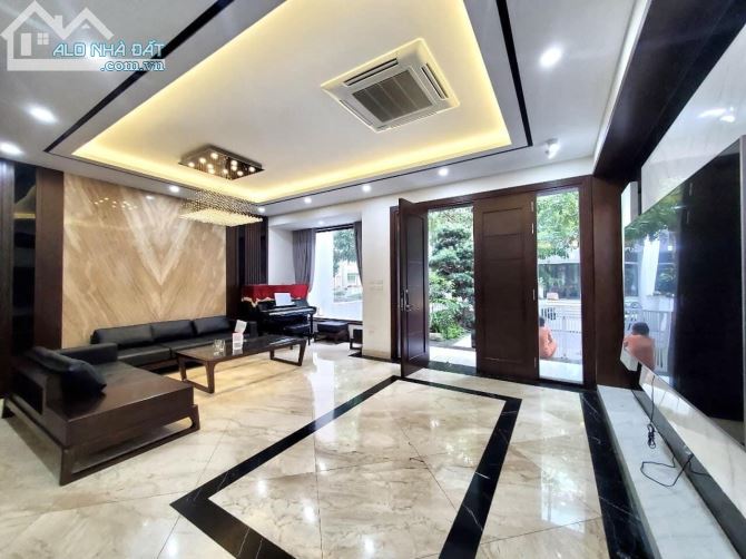 Biệt thự VIP Phố Tô Ngọc Vân, 180m2, MT 11m, Giá 52 tỷ, Gara 2 Ô tô. - 1