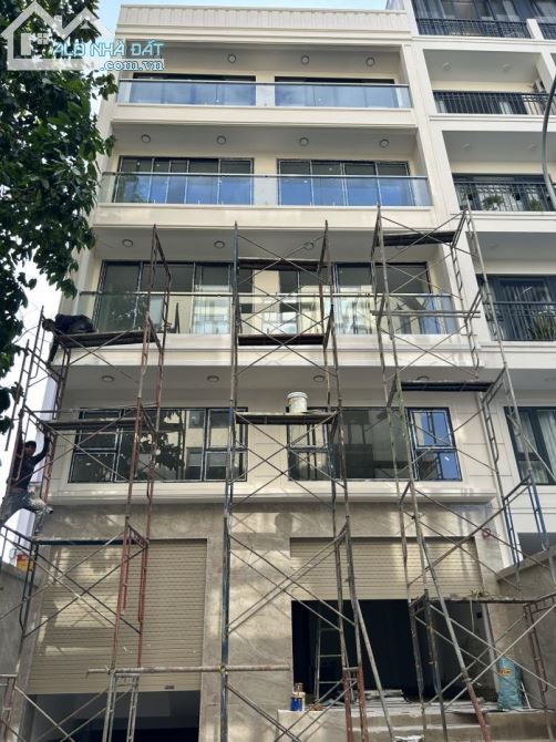 Cho thuê toà VP 700m2 hầm 5 sàn trống suốt Trần Não Quận 2