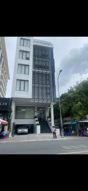Định cư bán gấp nhà MT Trần Quang Khải, DT 8m x 18m 7 tầng thang máy HĐT 130tr, Quận 1
