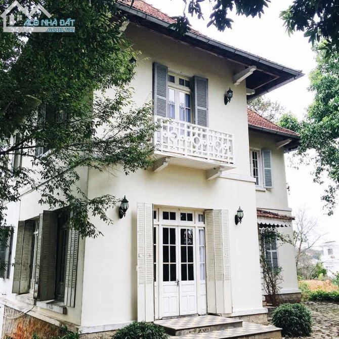 Bán biệt thự Pháp cổ mặt phố Trần Hưng Đạo, Hoàn Kiếm dt 739m2, 3 tầng, mt 20m. Giá 650 tỷ