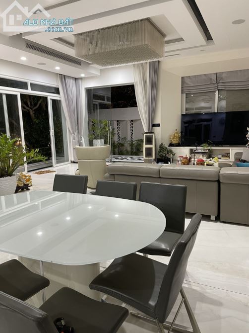Siêu hiếm! Bán gấp biệt thự góc đường Pasteur - Trần Quốc Toản - DT 402m2 - 4 tầng ,99 tỷ