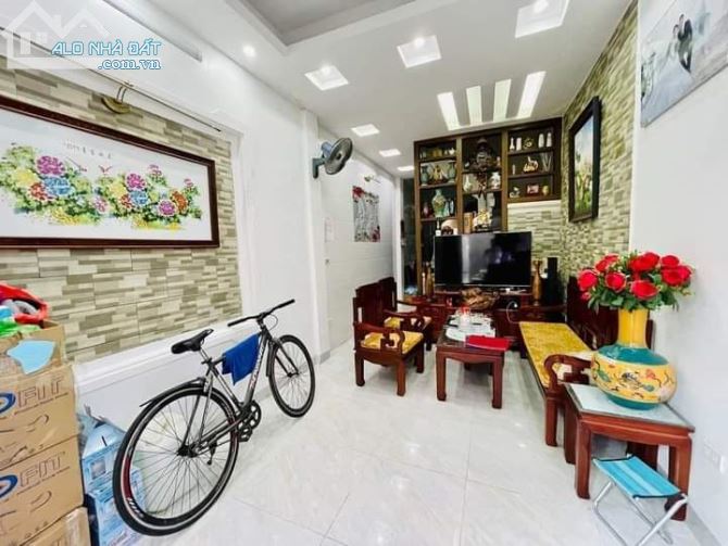 Cần bán nhà ngõ phố Trương Định, 45m, 4 tầng. Chủ tự xây, gần phố, tặng nội thất.
