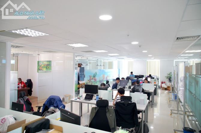 Còn nguyên sàn duy nhất ~ 300m2 có sẵn fitout MT CMT8 - tòa nhà bự + bãi xe ô tô bên cạnh