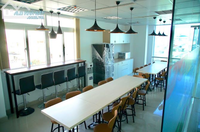 Còn nguyên sàn duy nhất ~ 300m2 có sẵn fitout MT CMT8 - tòa nhà bự + bãi xe ô tô bên cạnh - 1