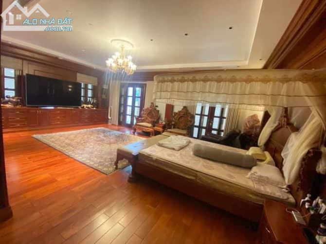 Bán biệt Vườn Đào khu D3 diện tích 252m2 x 5 tầng mặt đường Võ Chí Công giá 150 tỷ