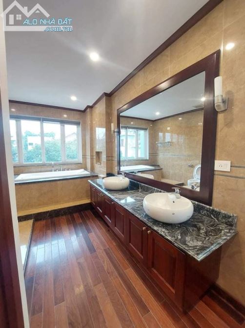 Bán biệt Vườn Đào khu D3 diện tích 252m2 x 5 tầng mặt đường Võ Chí Công giá 150 tỷ - 2