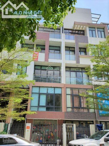 Cho thuê shophouse tại Thành phố Giao Lưu – Phạm Văn Đồng . DT :  128 M * 5 Tầng + 1  Hầm