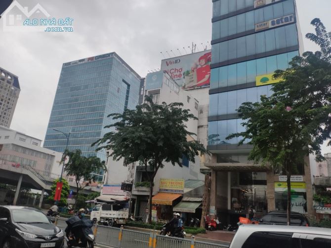 BÁN BUILDING Hầm 8 tầng MT Bến Vân Đồn – Quận 4. DT: 9,5x26. DTS: 1500m2. 145 tỷ