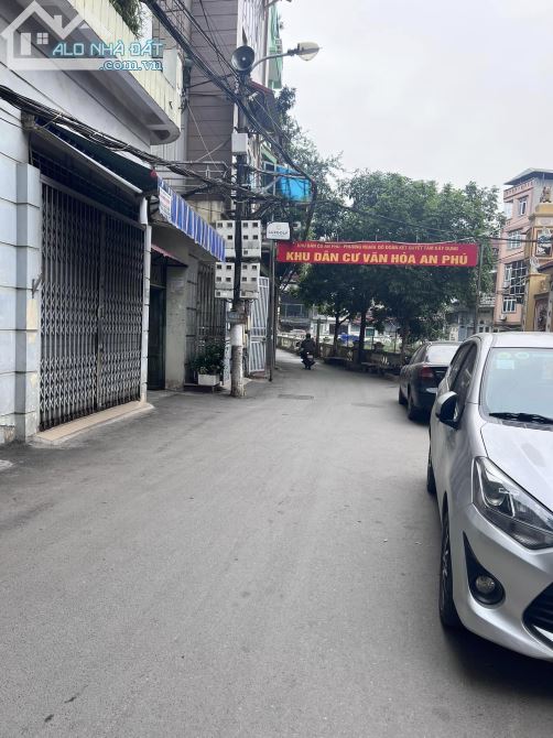 Gara,  Kinh Doanh, Phố Hoàng Quốc Việt 55m2 Mt 4.7 m Giá 10.5 tỷ